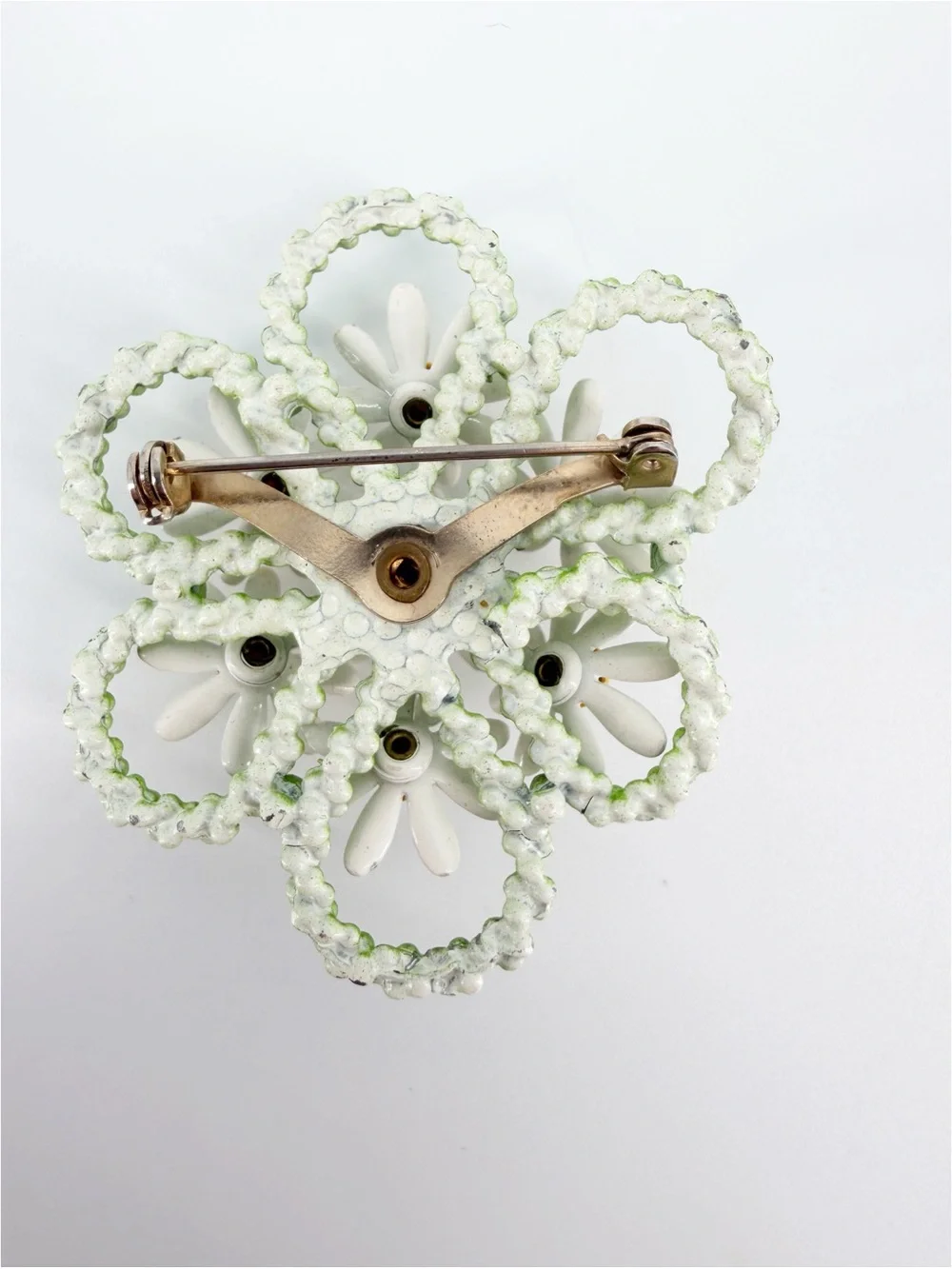 Vintage 70s Daisy Enamel Pin Brooch